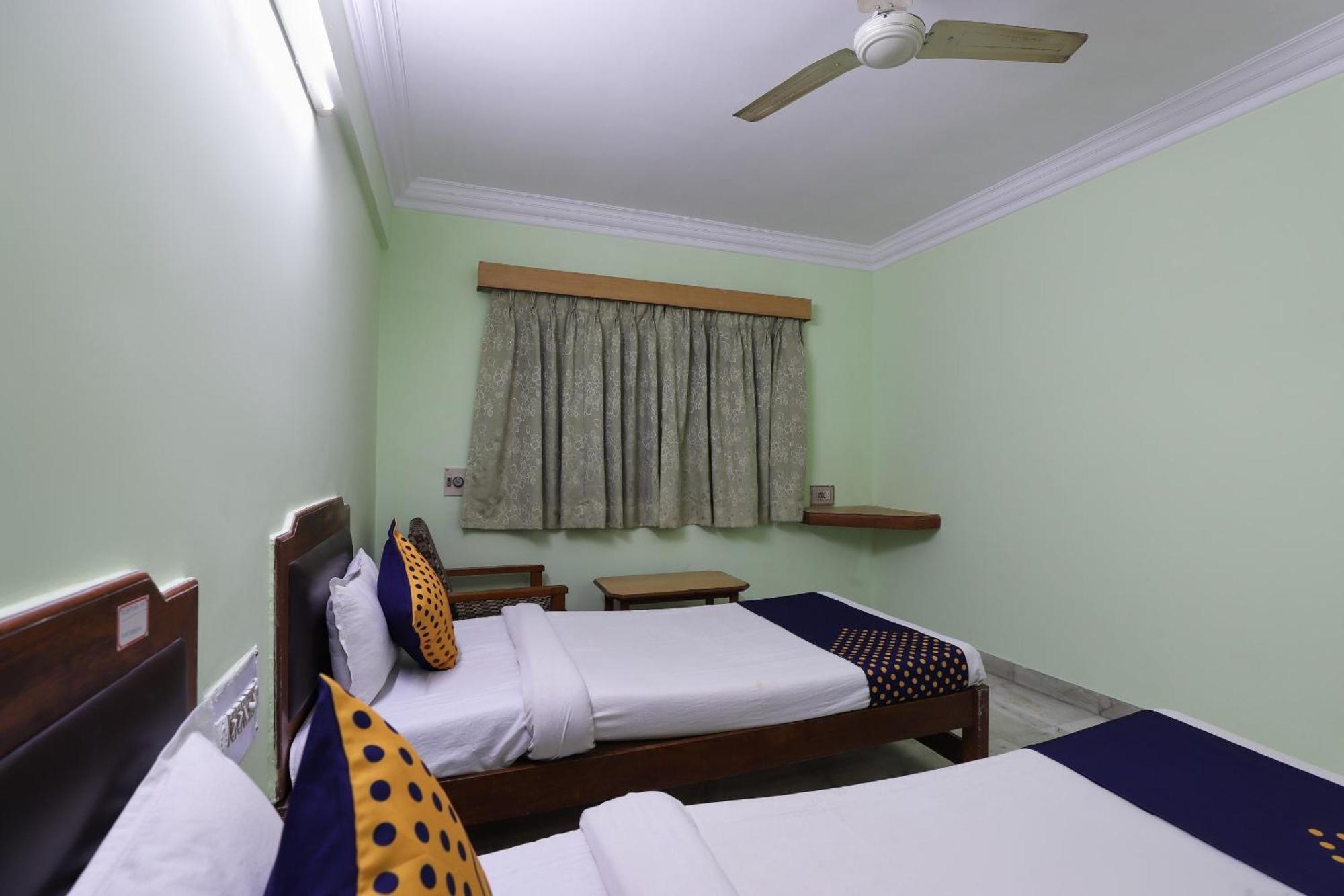SPOT ON 66196 Hotel Hilltop Vadodara Exterior foto