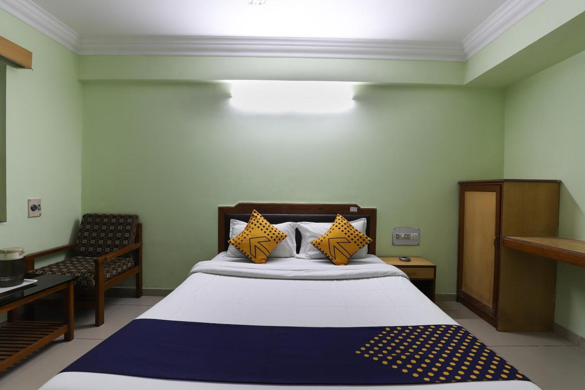 SPOT ON 66196 Hotel Hilltop Vadodara Exterior foto