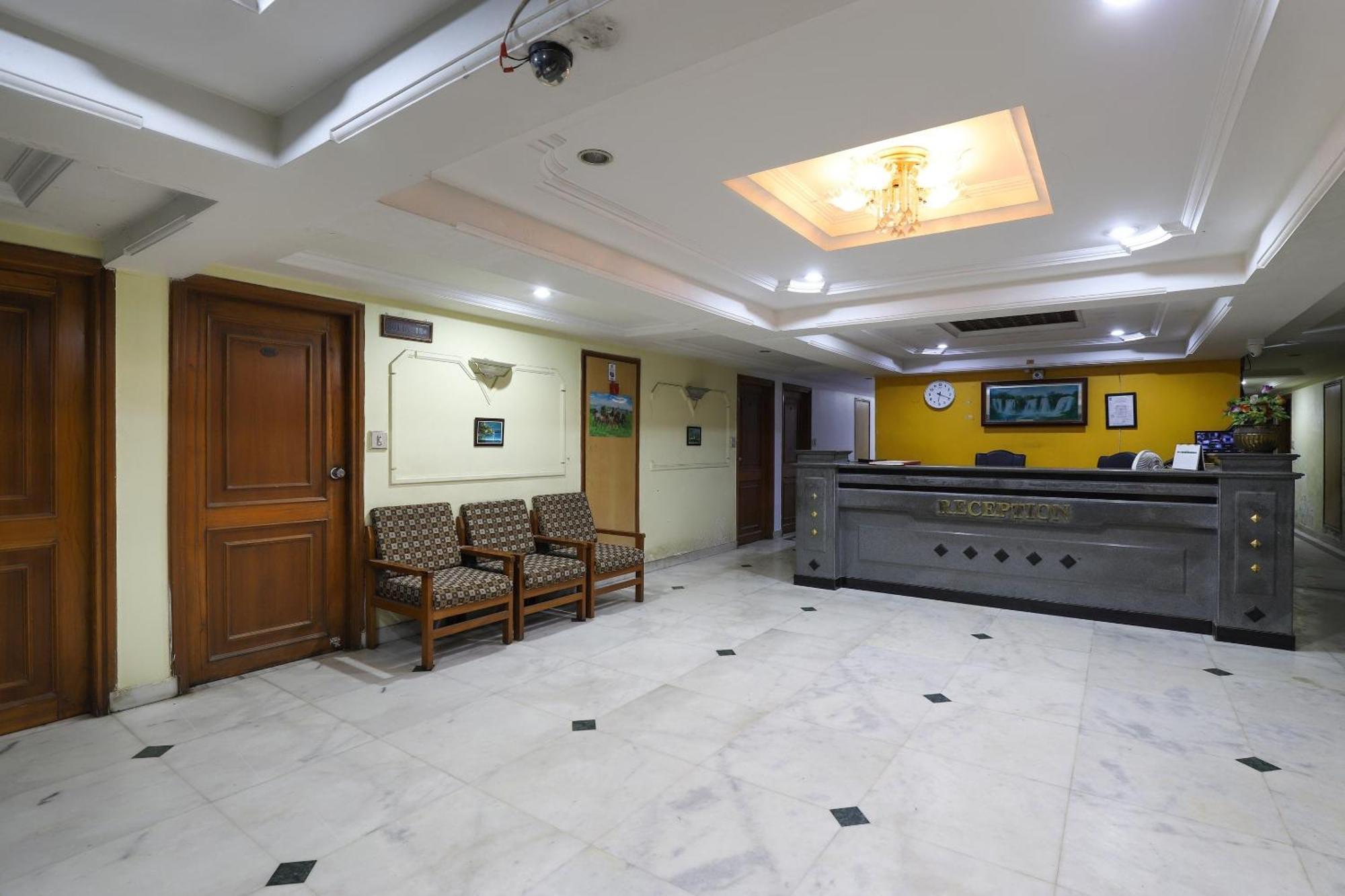 SPOT ON 66196 Hotel Hilltop Vadodara Exterior foto
