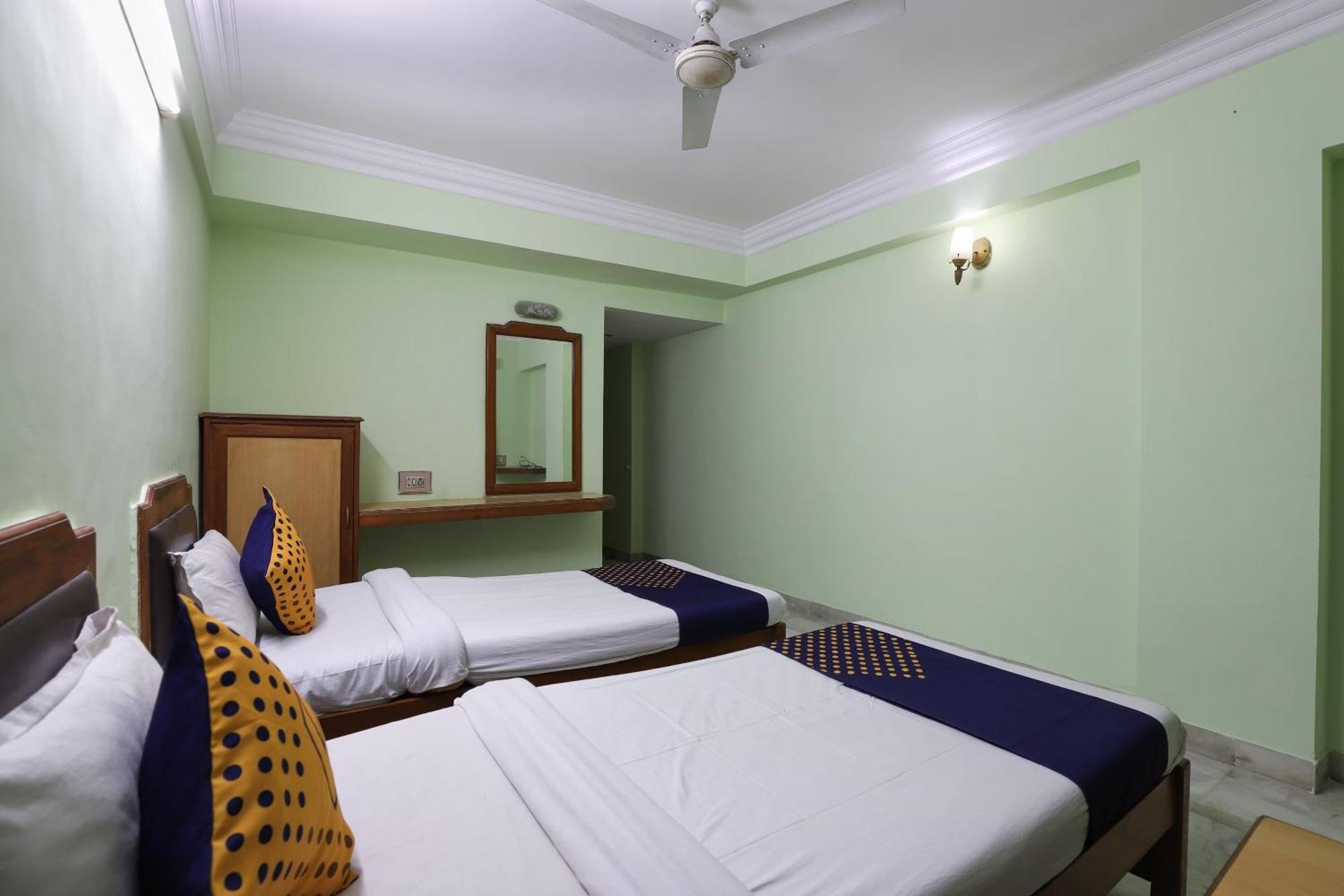 SPOT ON 66196 Hotel Hilltop Vadodara Exterior foto