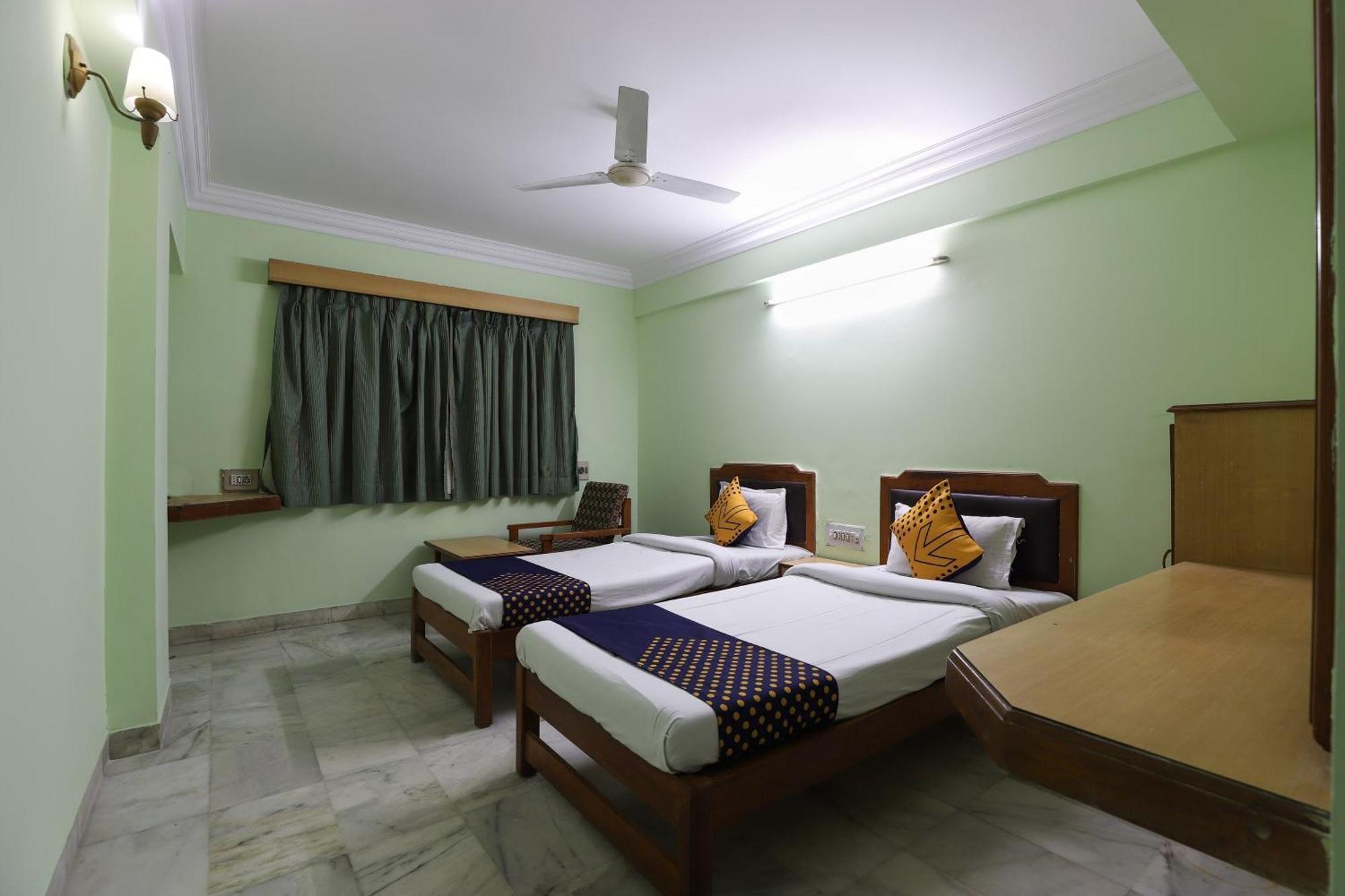 SPOT ON 66196 Hotel Hilltop Vadodara Exterior foto