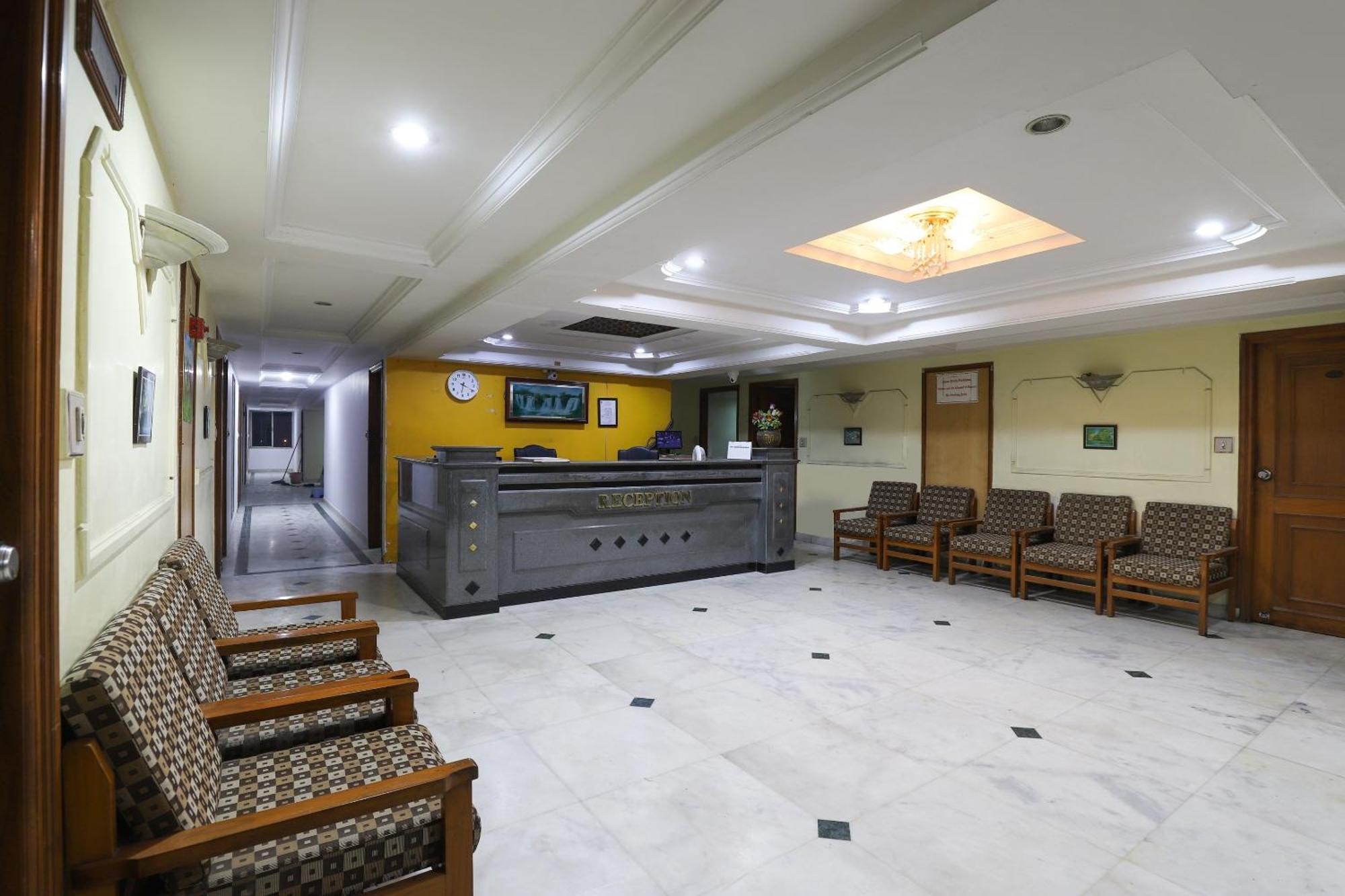 SPOT ON 66196 Hotel Hilltop Vadodara Exterior foto