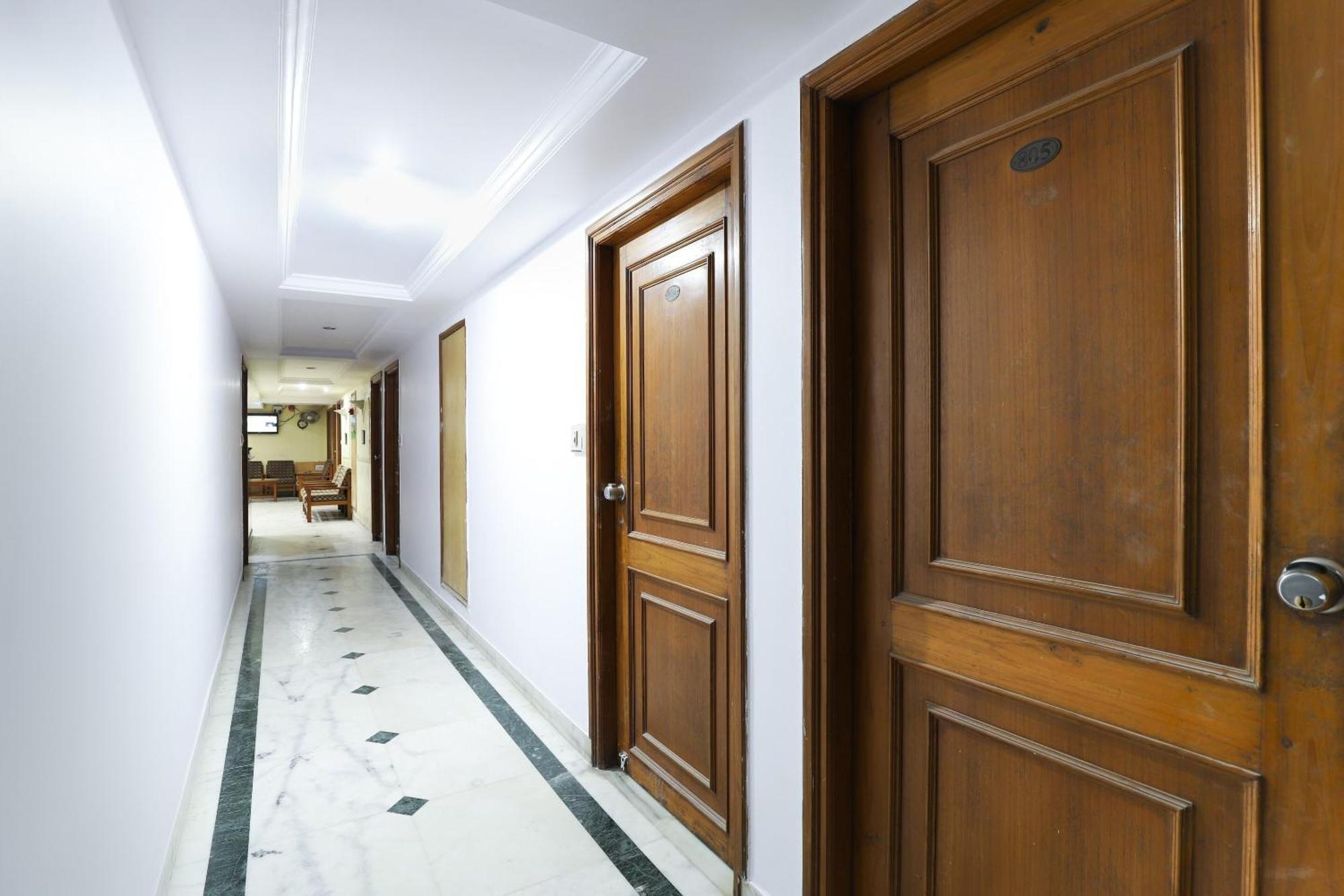 SPOT ON 66196 Hotel Hilltop Vadodara Exterior foto