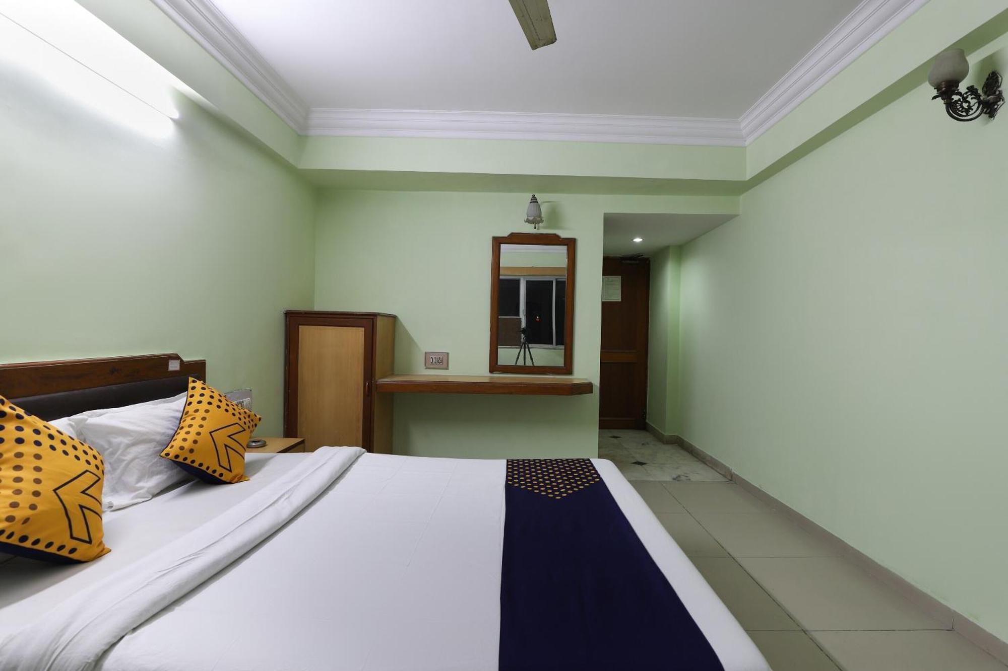 SPOT ON 66196 Hotel Hilltop Vadodara Exterior foto