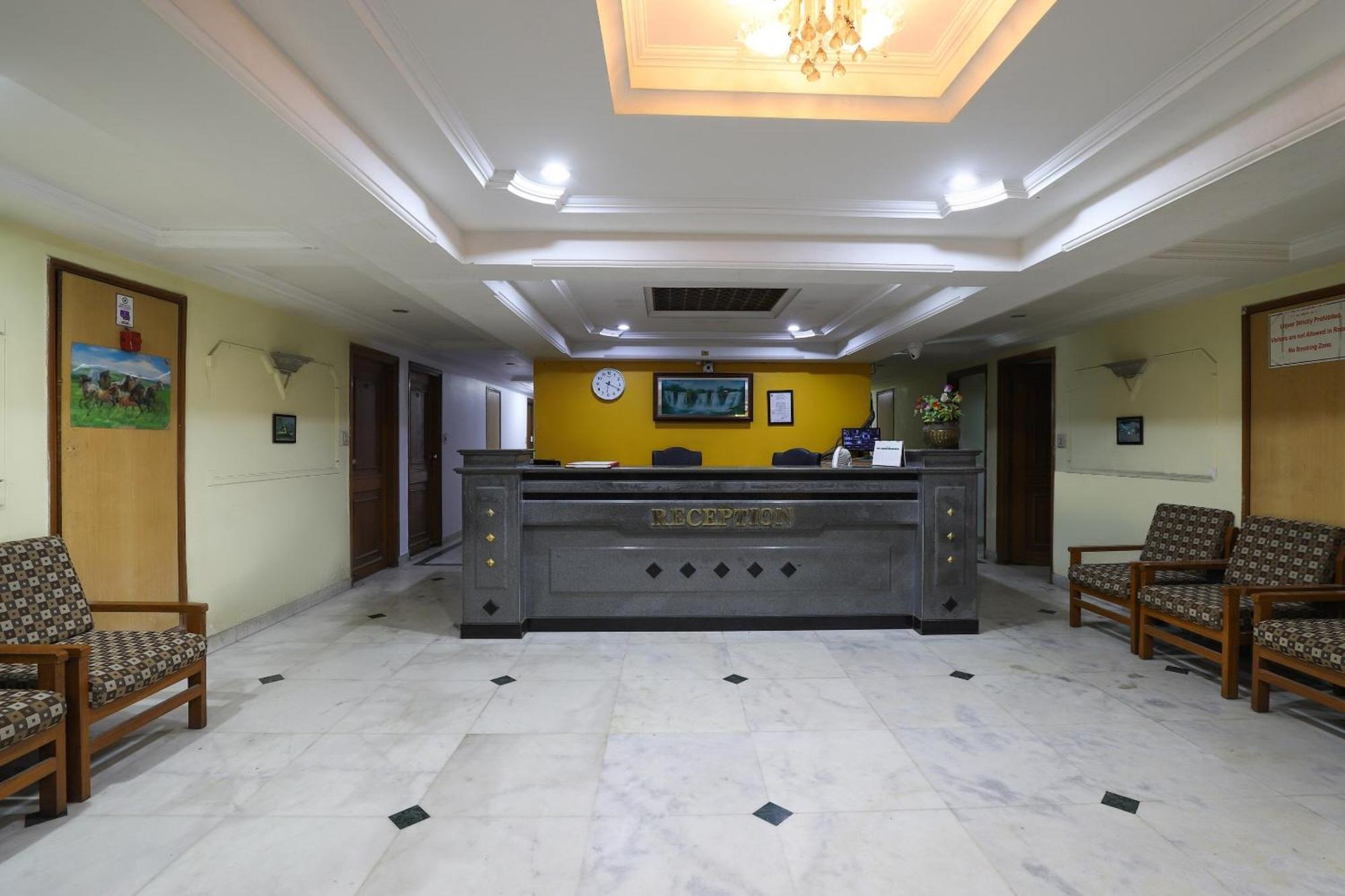 SPOT ON 66196 Hotel Hilltop Vadodara Exterior foto