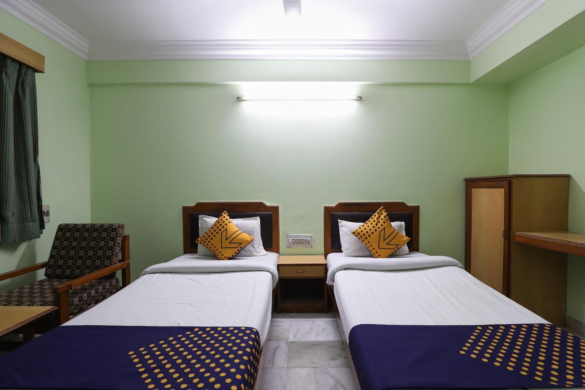 SPOT ON 66196 Hotel Hilltop Vadodara Exterior foto